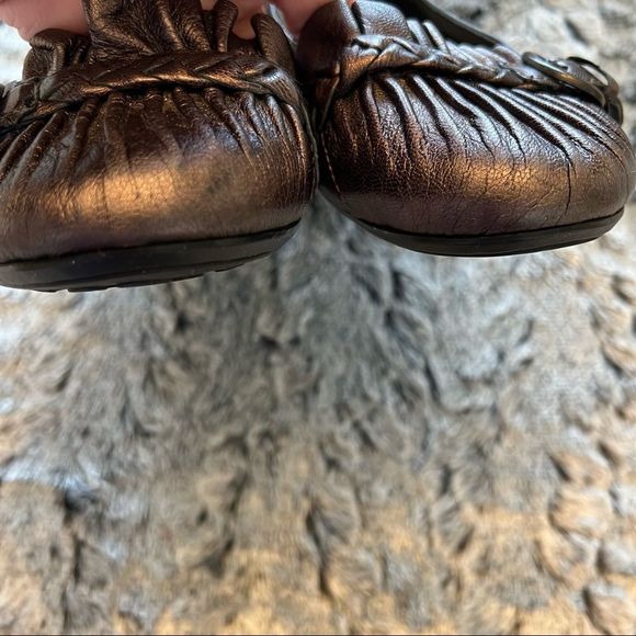 BORN Pleated Front Flats - Picture 5 of 12